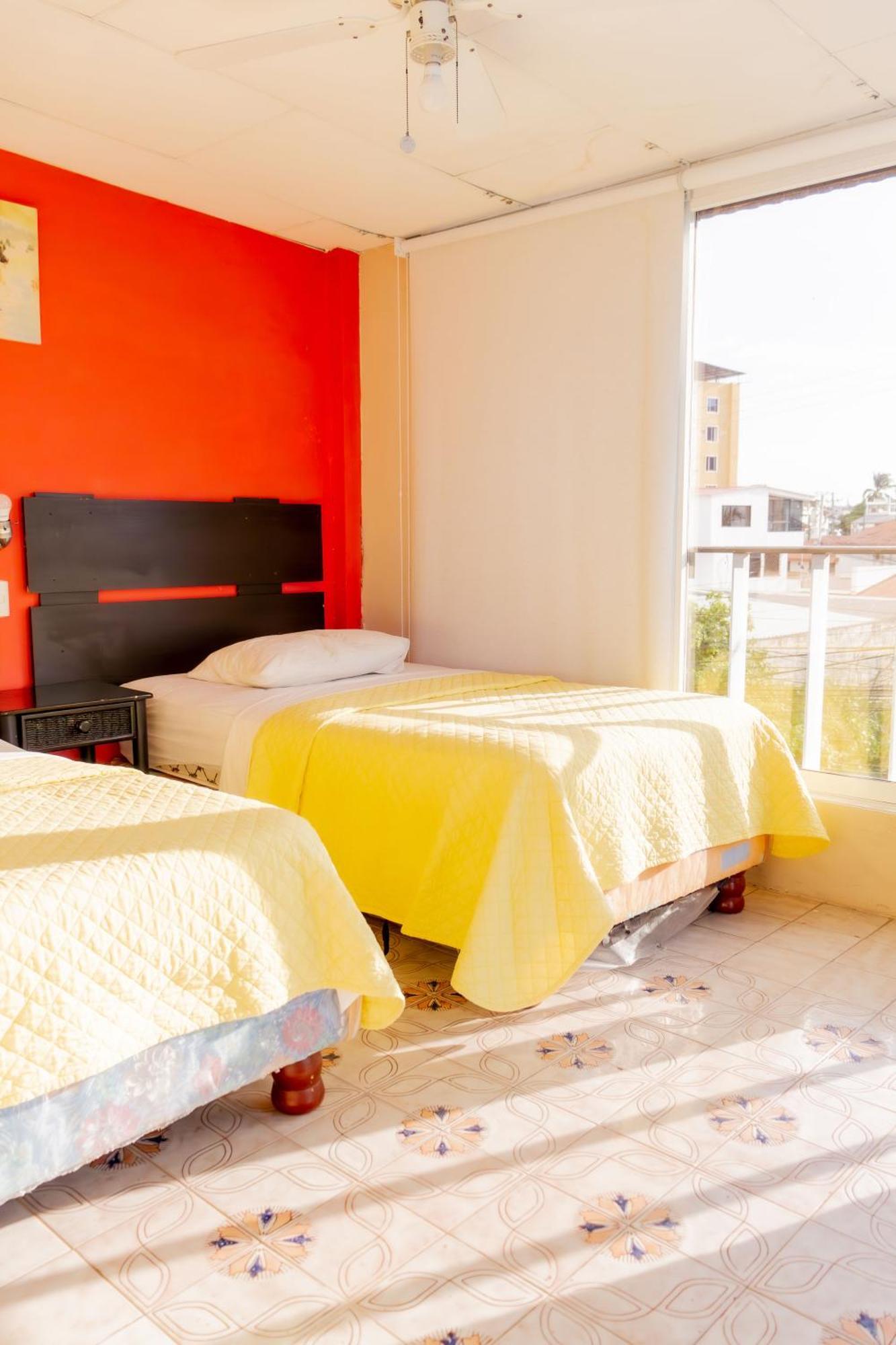 Hostal Antares Манта Екстериор снимка
