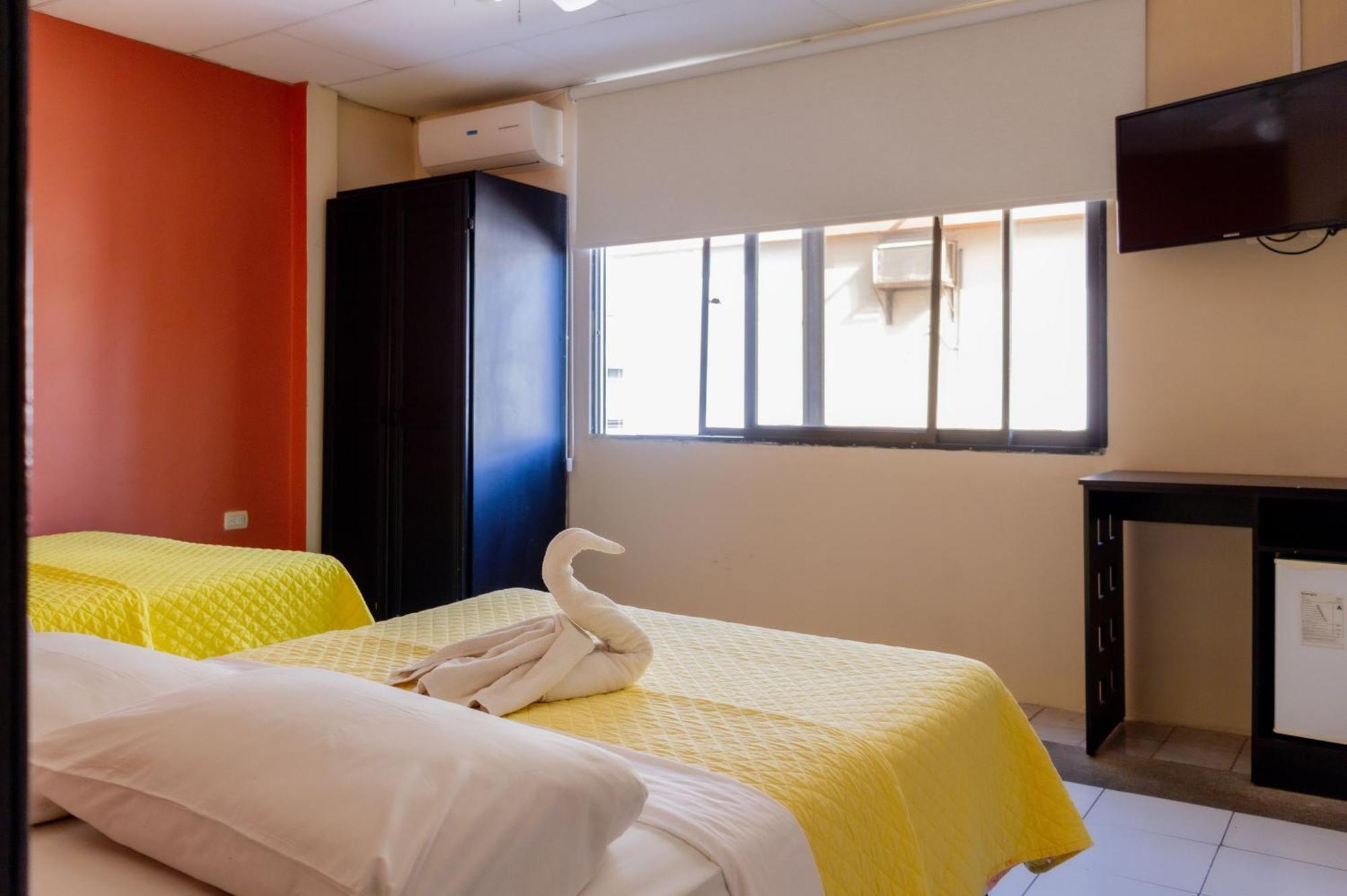 Hostal Antares Манта Екстериор снимка