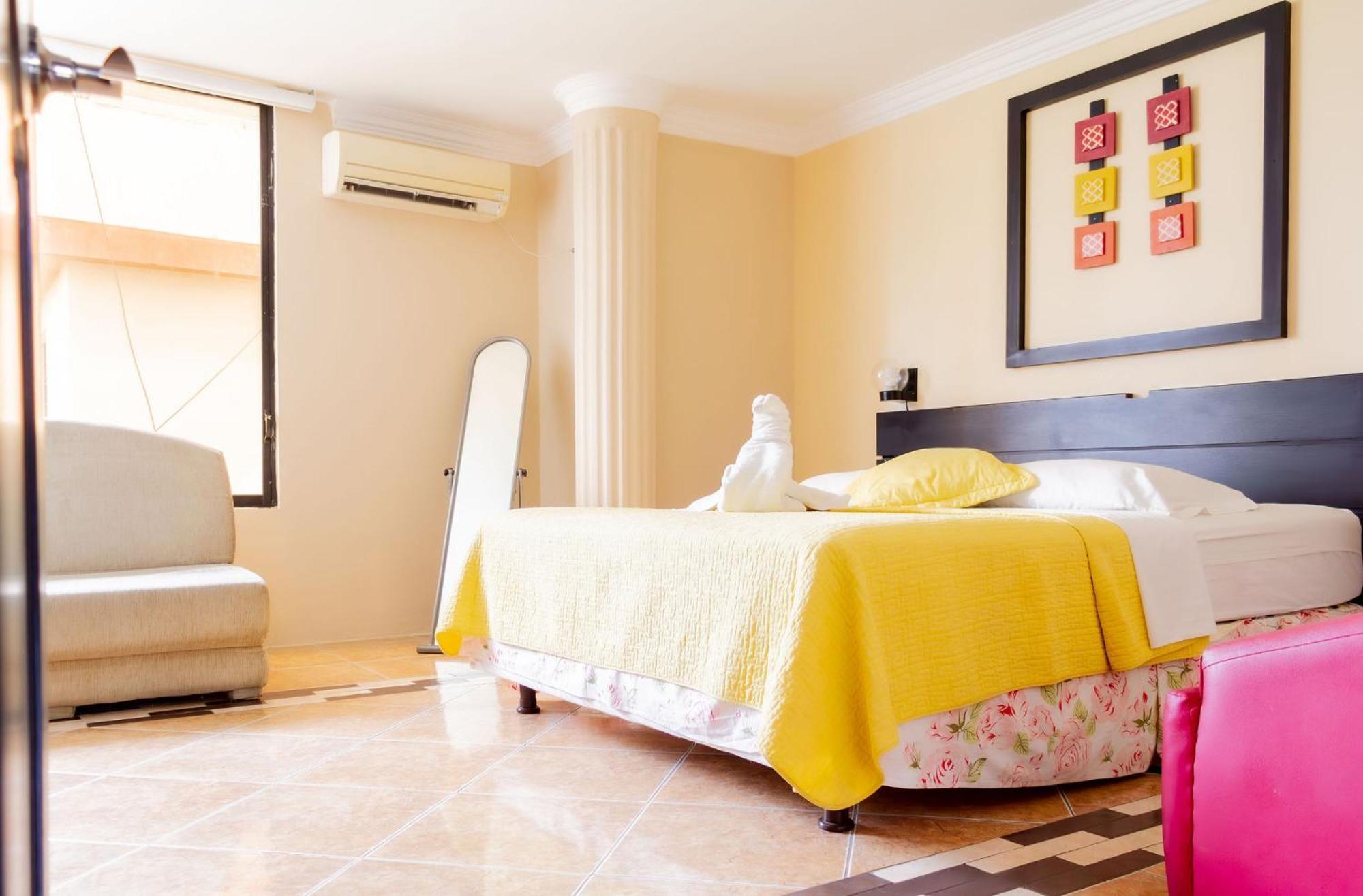 Hostal Antares Манта Екстериор снимка