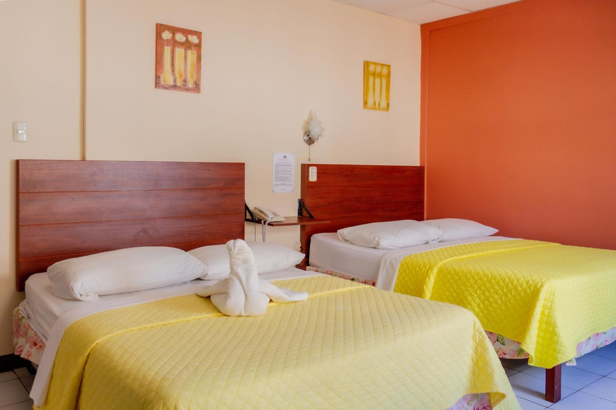 Hostal Antares Манта Екстериор снимка