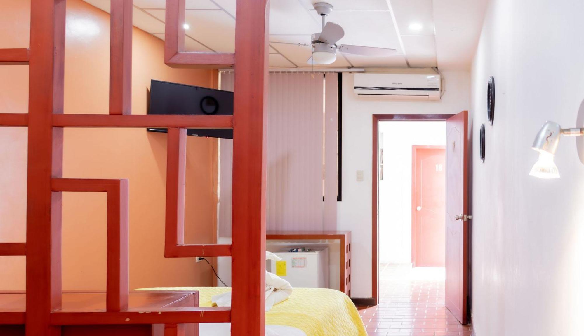 Hostal Antares Манта Екстериор снимка