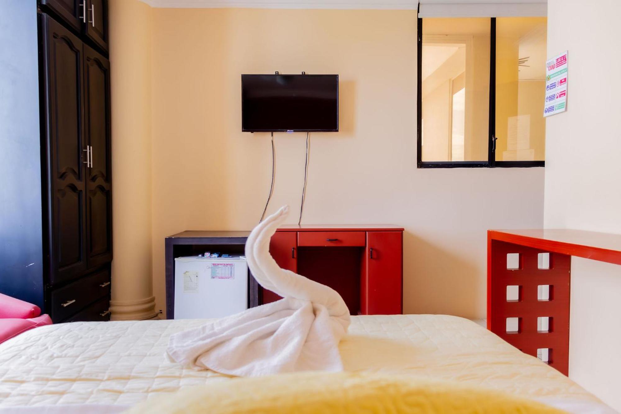 Hostal Antares Манта Екстериор снимка