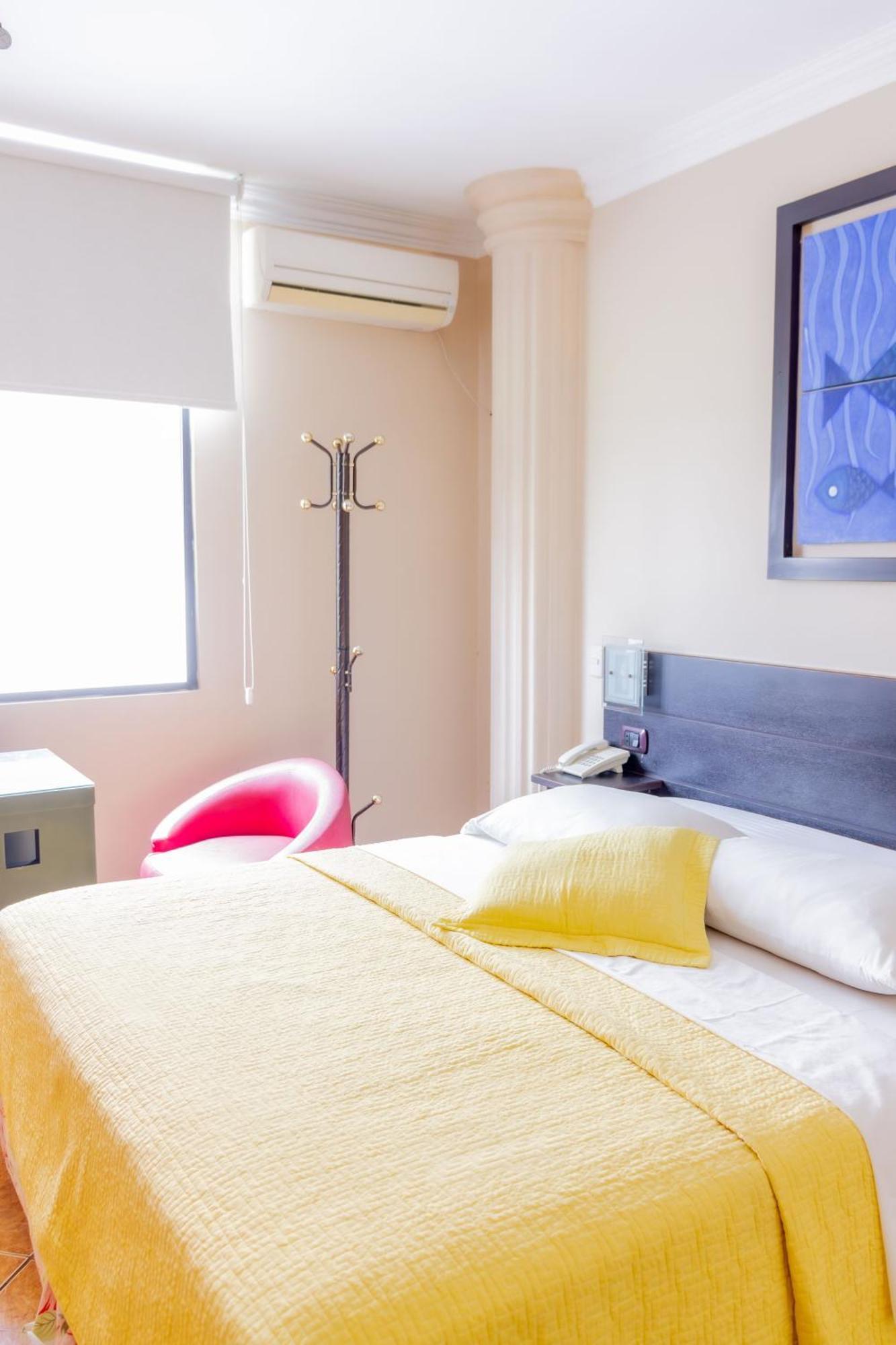Hostal Antares Манта Екстериор снимка