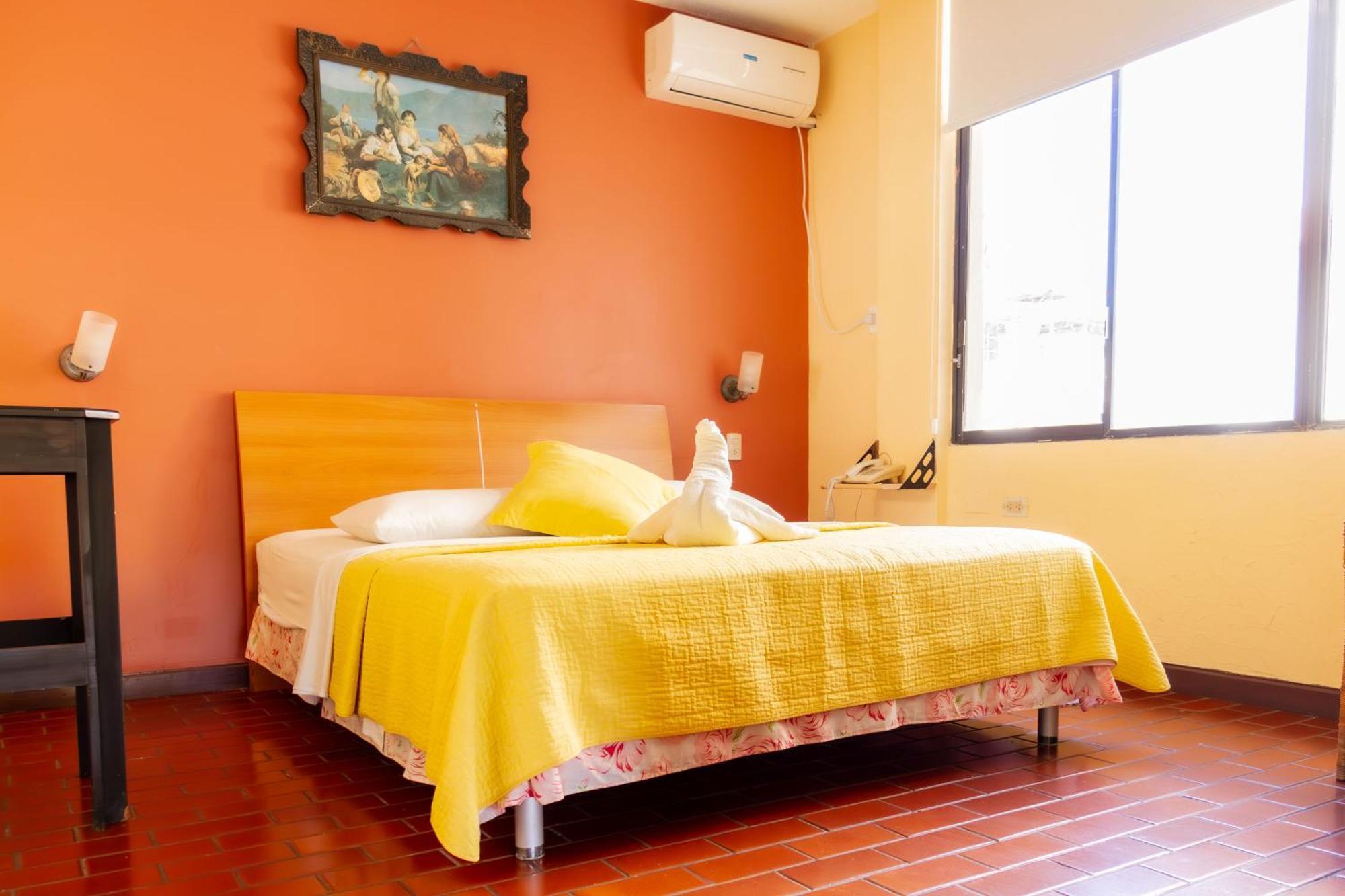 Hostal Antares Манта Екстериор снимка