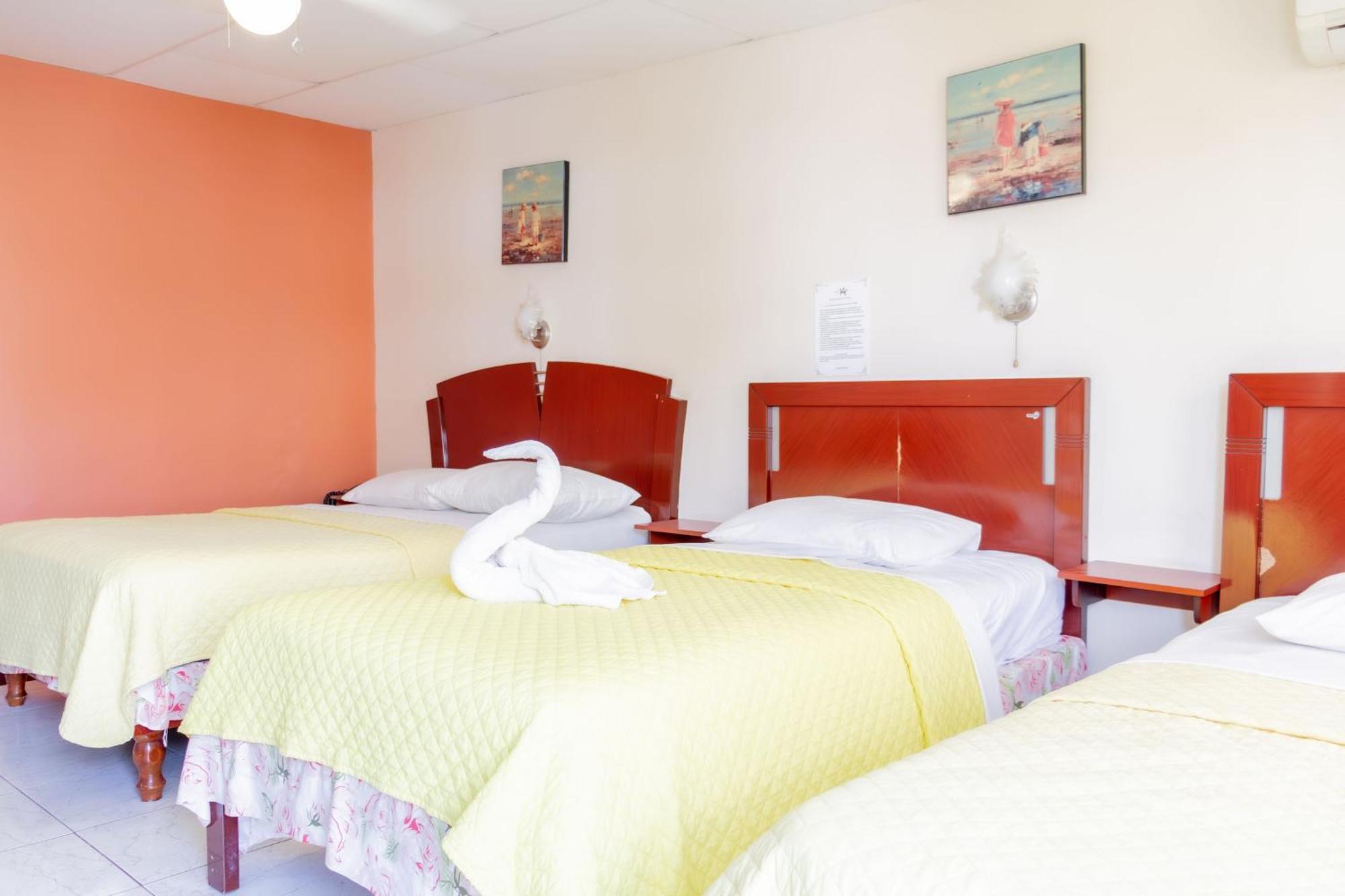 Hostal Antares Манта Екстериор снимка